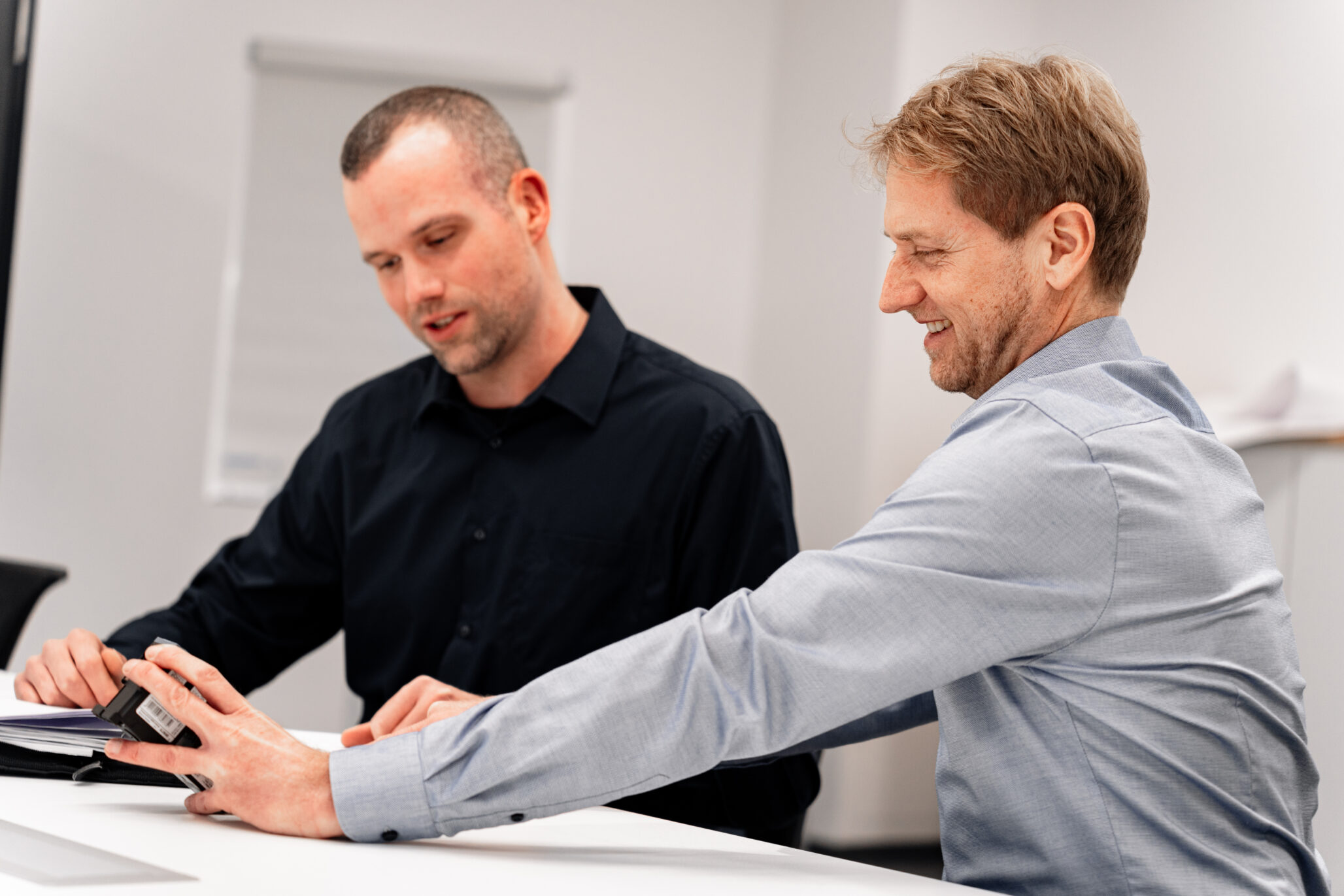 Planungsgespräch zur Umsetzung elektrotechnischer Engineering-Lösungen – Kreutzpointner.