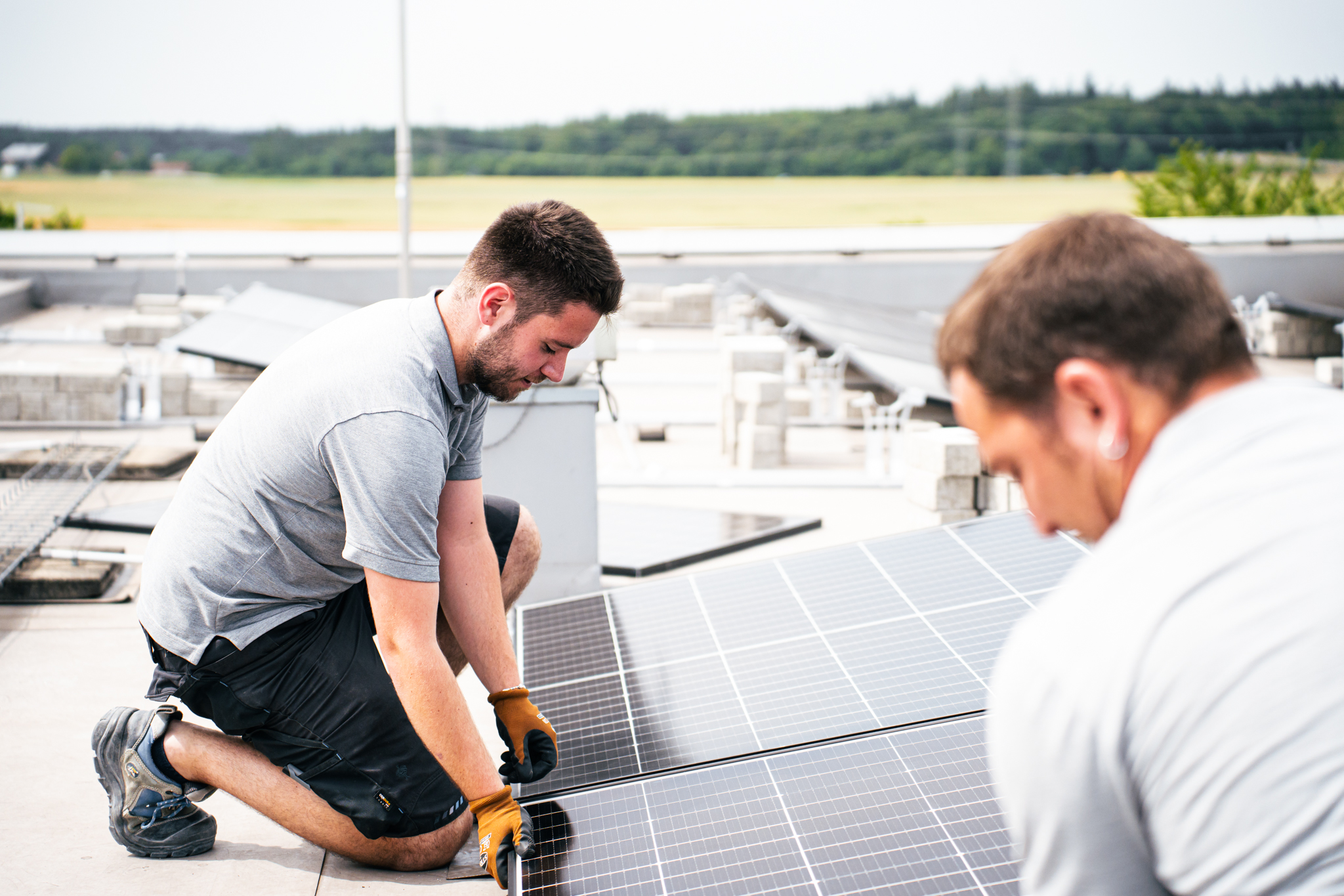 Fachkräfte installieren Photovoltaikanlage für nachhaltige Energietechnik – Kreutzpointner.