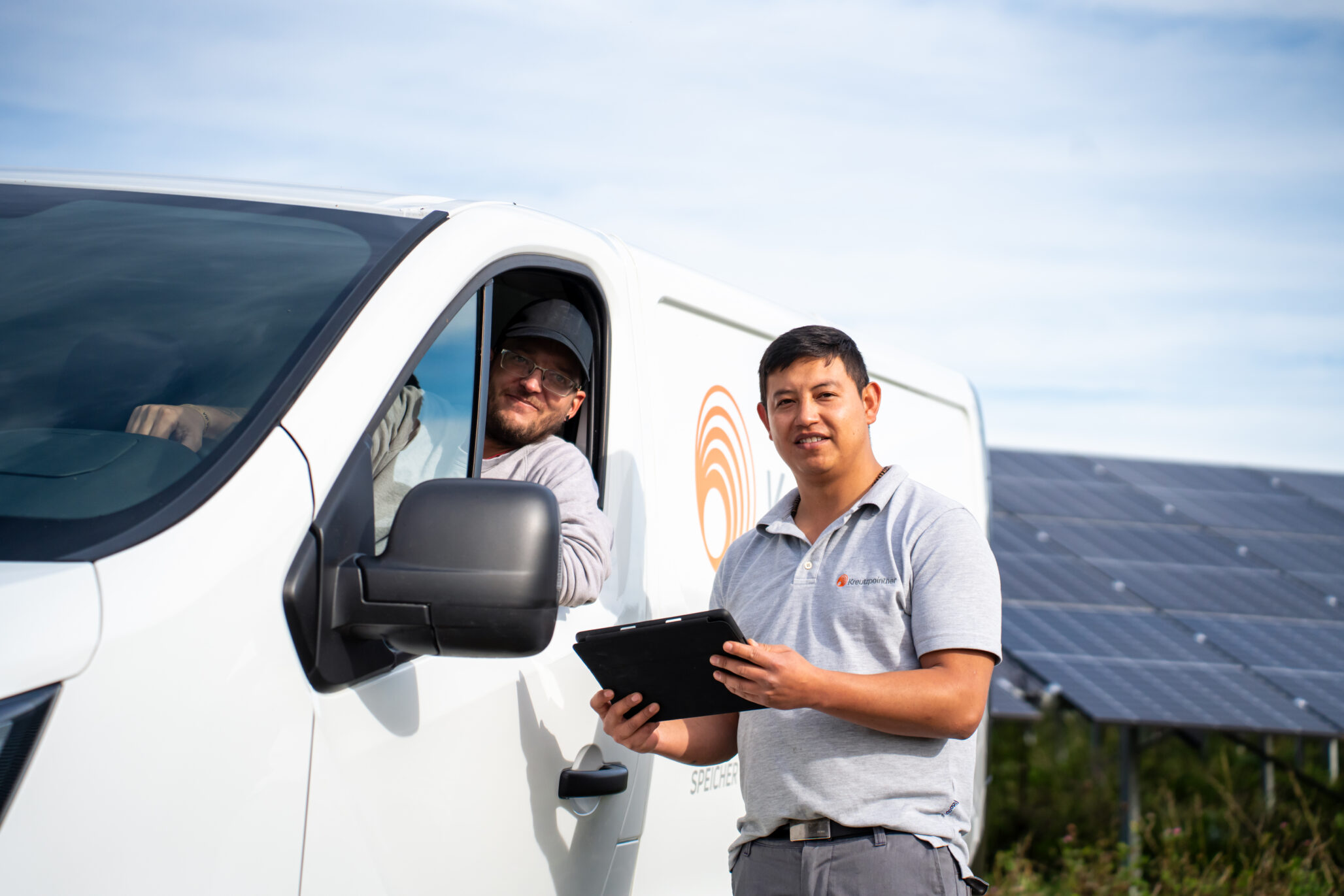 Mitarbeiter koordinieren Serviceeinsatz für Photovoltaikanlagen – Kreutzpointner.