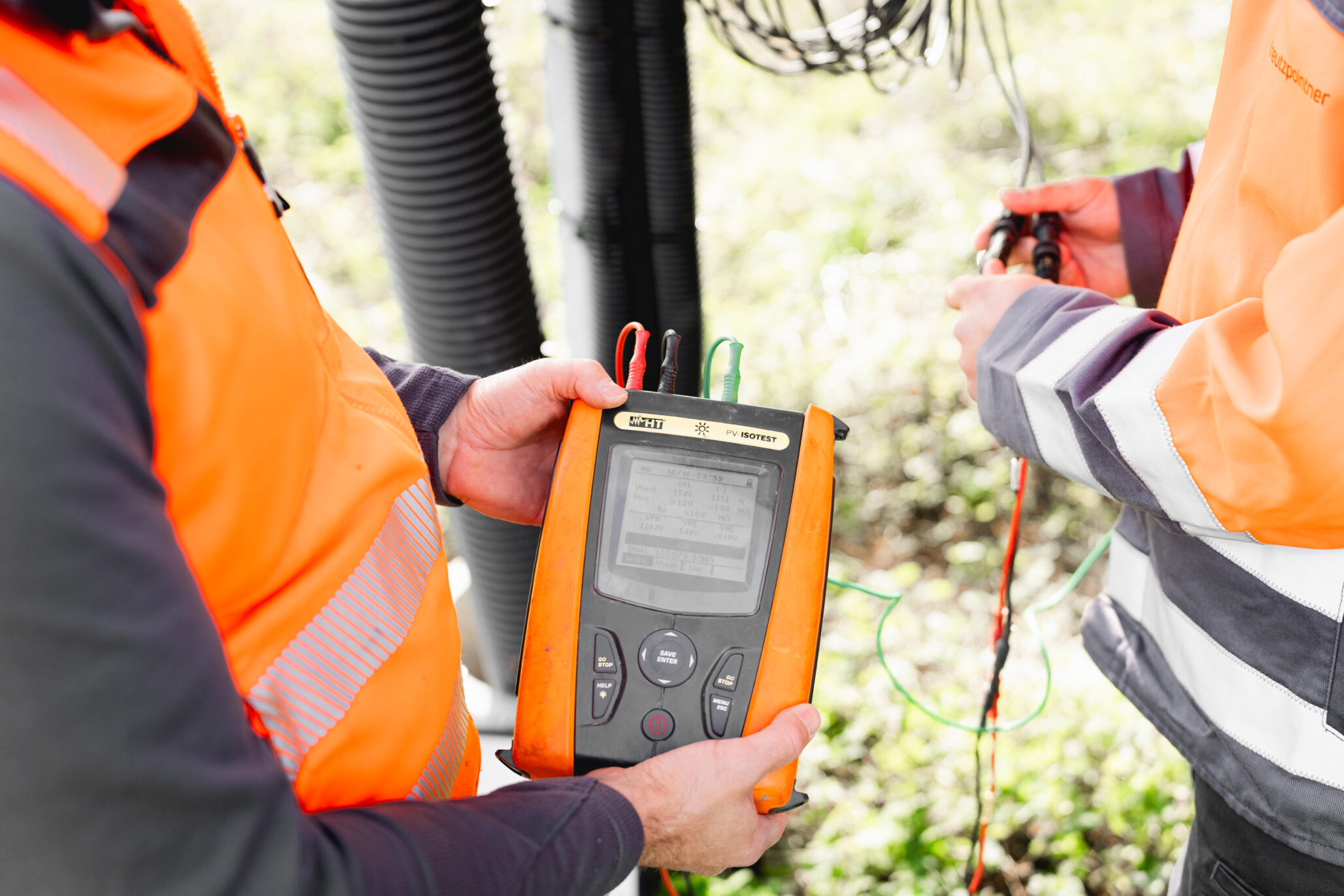 Techniker misst elektrische Anlagen zur Überprüfung der Energieeffizienz – Kreutzpointner.