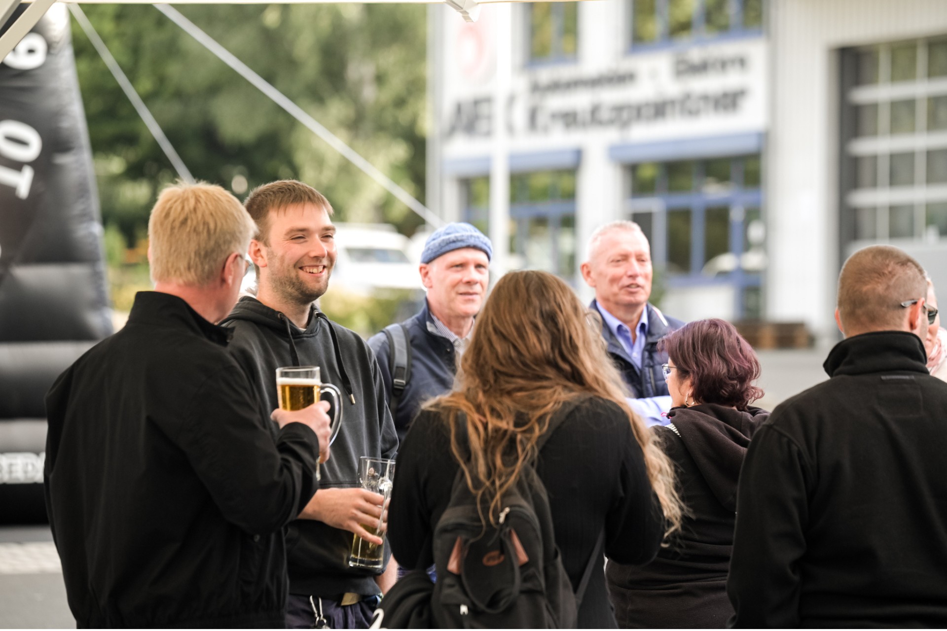Ein Sommerfest mit vielen lachenden Menschen