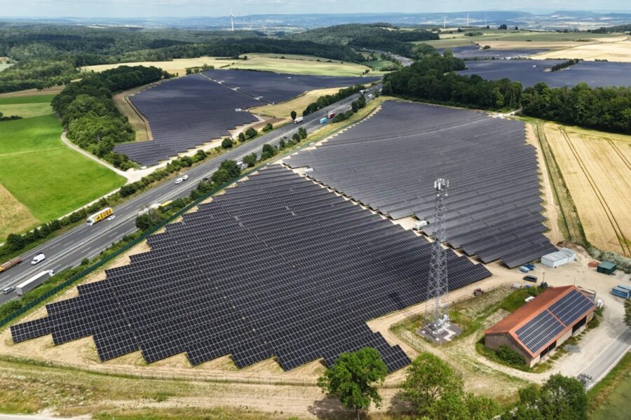 Drohnenaufnahme einer PV-Anlage