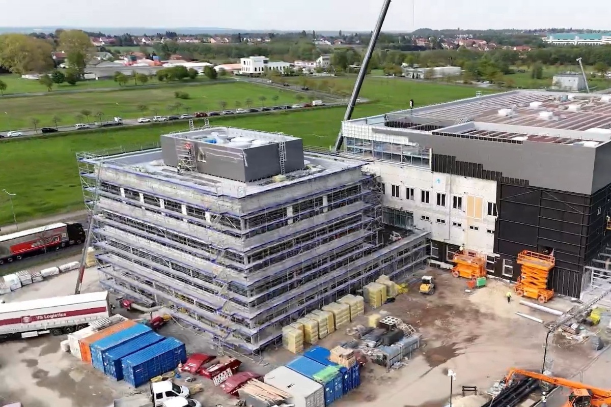 Luftaufnahme einer Baustelle. Es wird gerade ein neues Fabrikgebäudes.
