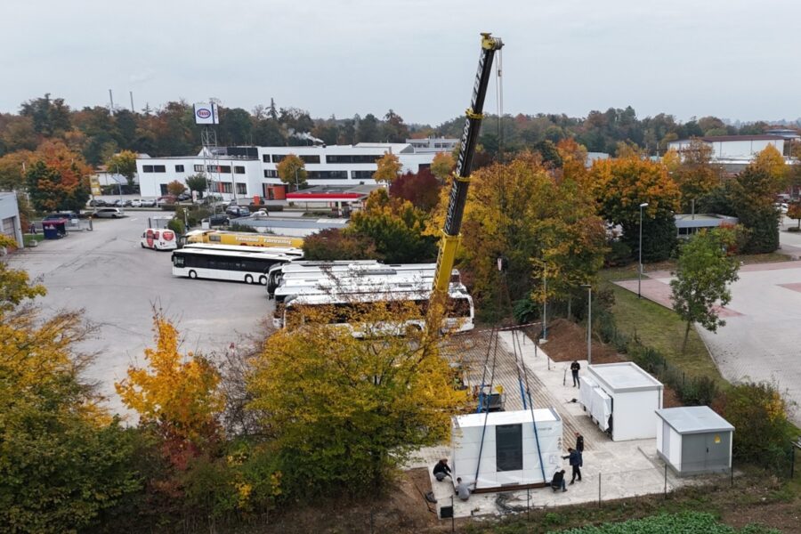 Drohnenaufname auf der eine Anlieferung eins Speichers gezeigt wird mit einem Krahn.
