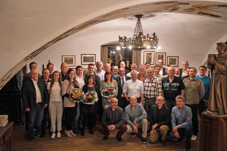 Gruppenbilder, auf denen Menschen mit Blumensträußen lächelnd in die Kamera schauen.
