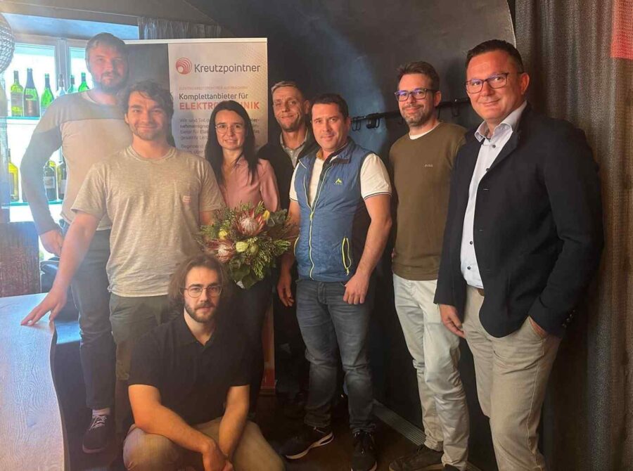 Gruppenbilder, auf denen Menschen mit Blumensträußen lächelnd in die Kamera schauen.