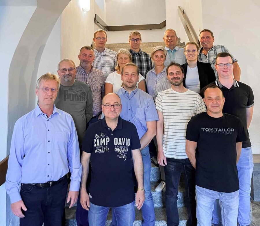 Gruppenbilder, auf denen Menschen mit Blumensträußen lächelnd in die Kamera schauen.