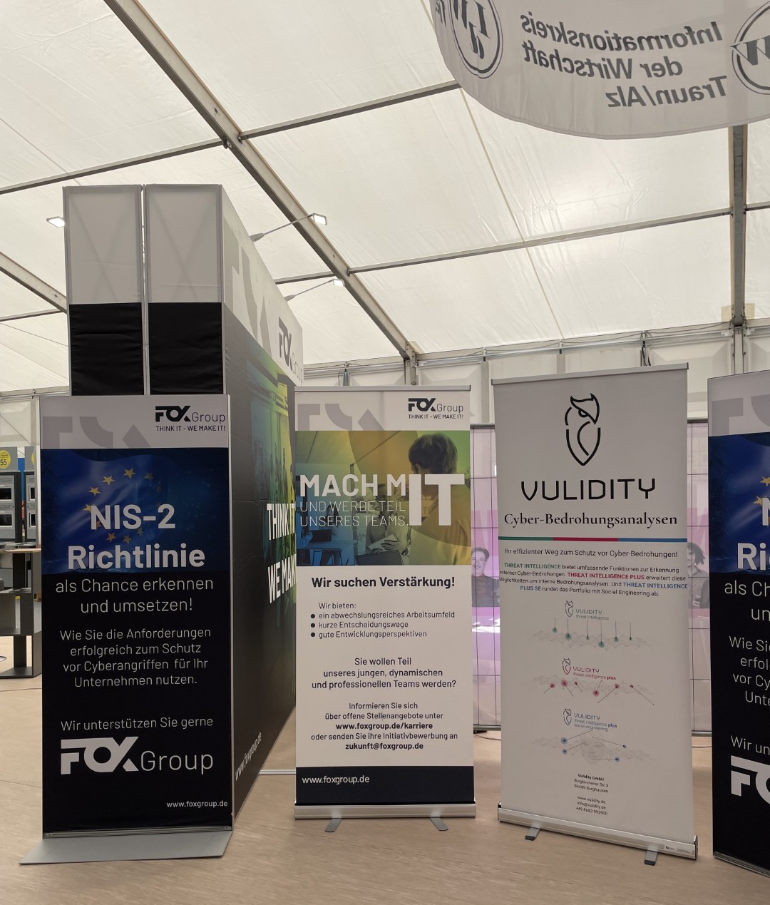 Roll-ups von zwei IT Firmen auf einer Messe.