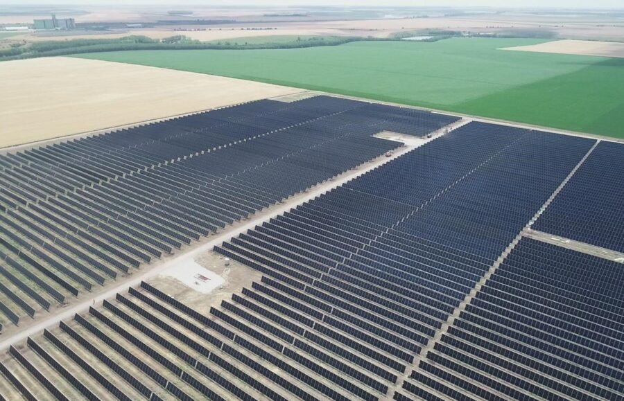 Große Freifläche an Solaranlagen umgeben von Feldern.