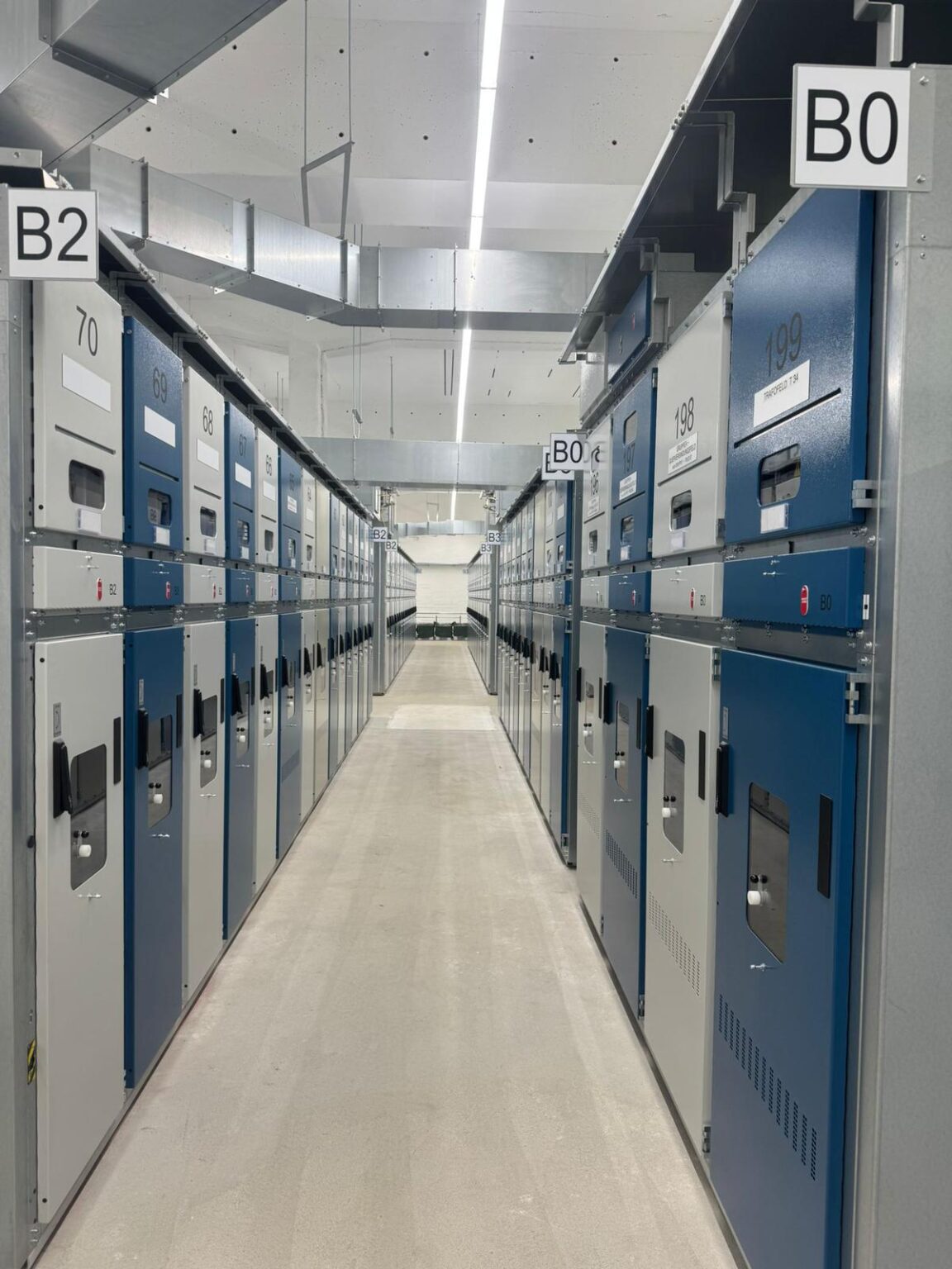 Blick in die fertig montierte 10-kV-Schaltanlage im Umspannwerk Bogenhausen – umgesetzt im Auftrag der Firma Ritter Starkstrom durch Kreutzpointner.