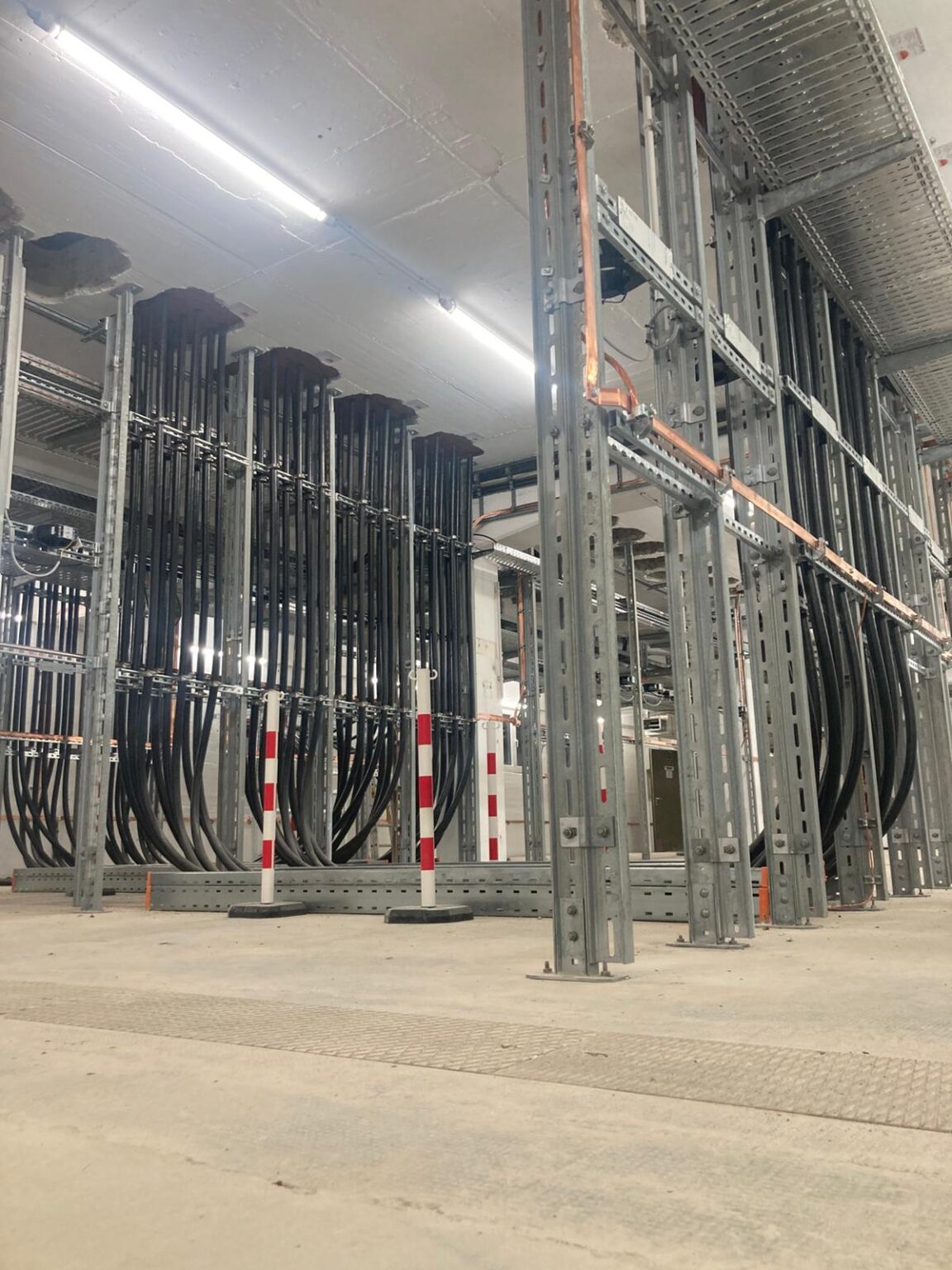 Verlegung der 500 mm² Mittelspannungskabel für die Längskupplung mit insgesamt 72 Anschlüssen.
