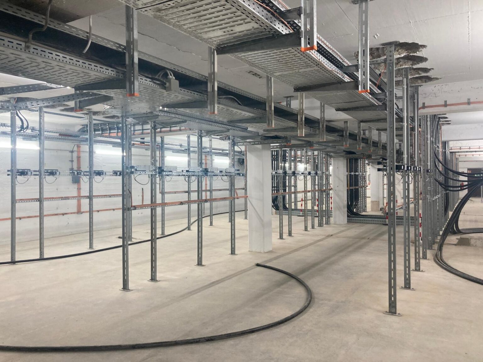 10-kV-Kabelkeller mit aufgebauten Abfanggerüsten für die Mittelspannungsverkabelung im Stadtgebiet Bogenhausen.